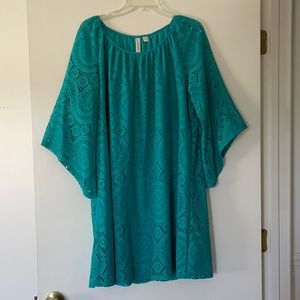 Beautiful lace dress with lining.